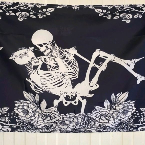 💀🖤 Skeleton Love Tapestry - Picture 2 of 3
